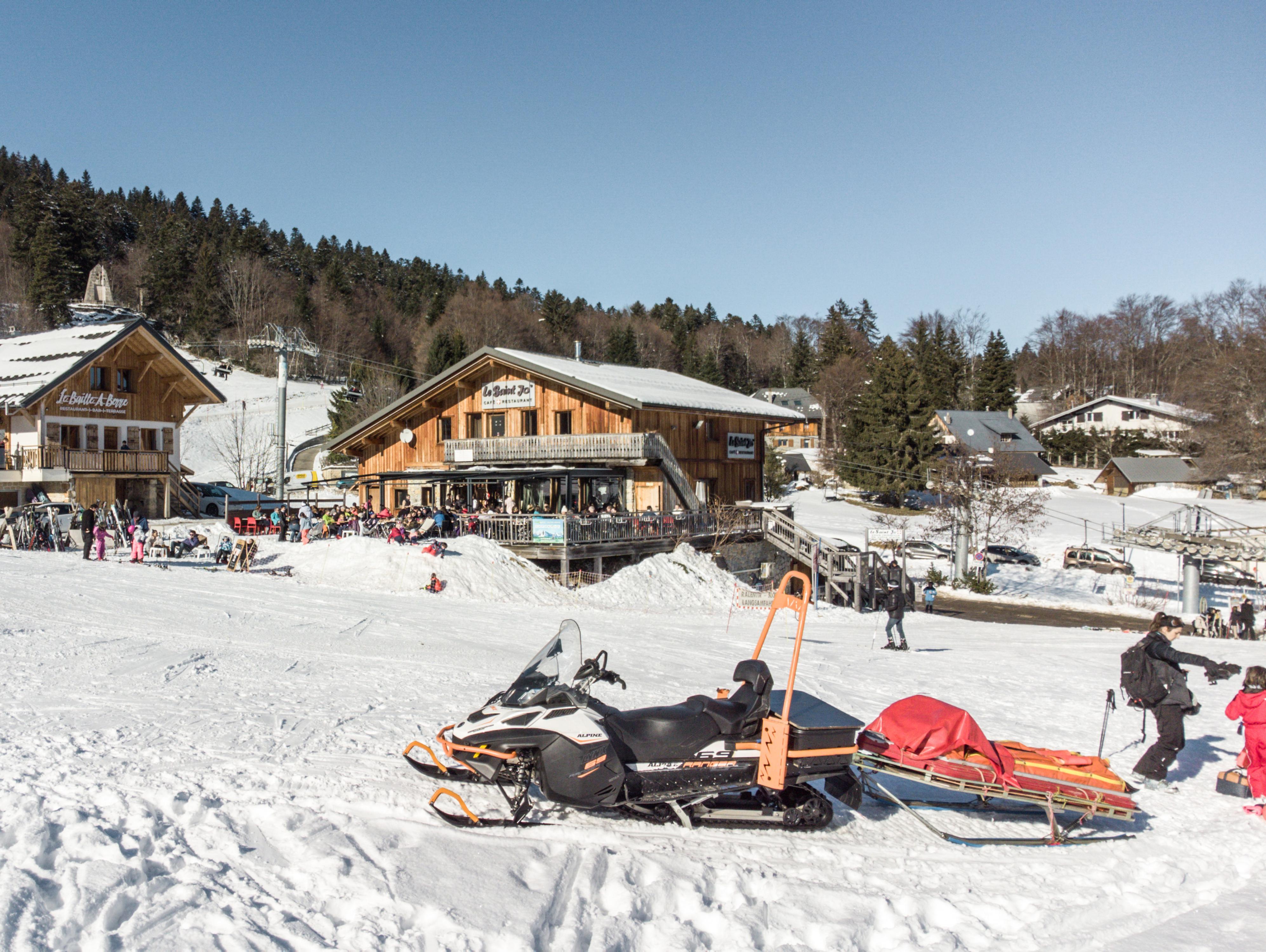 ski station restaurant neige