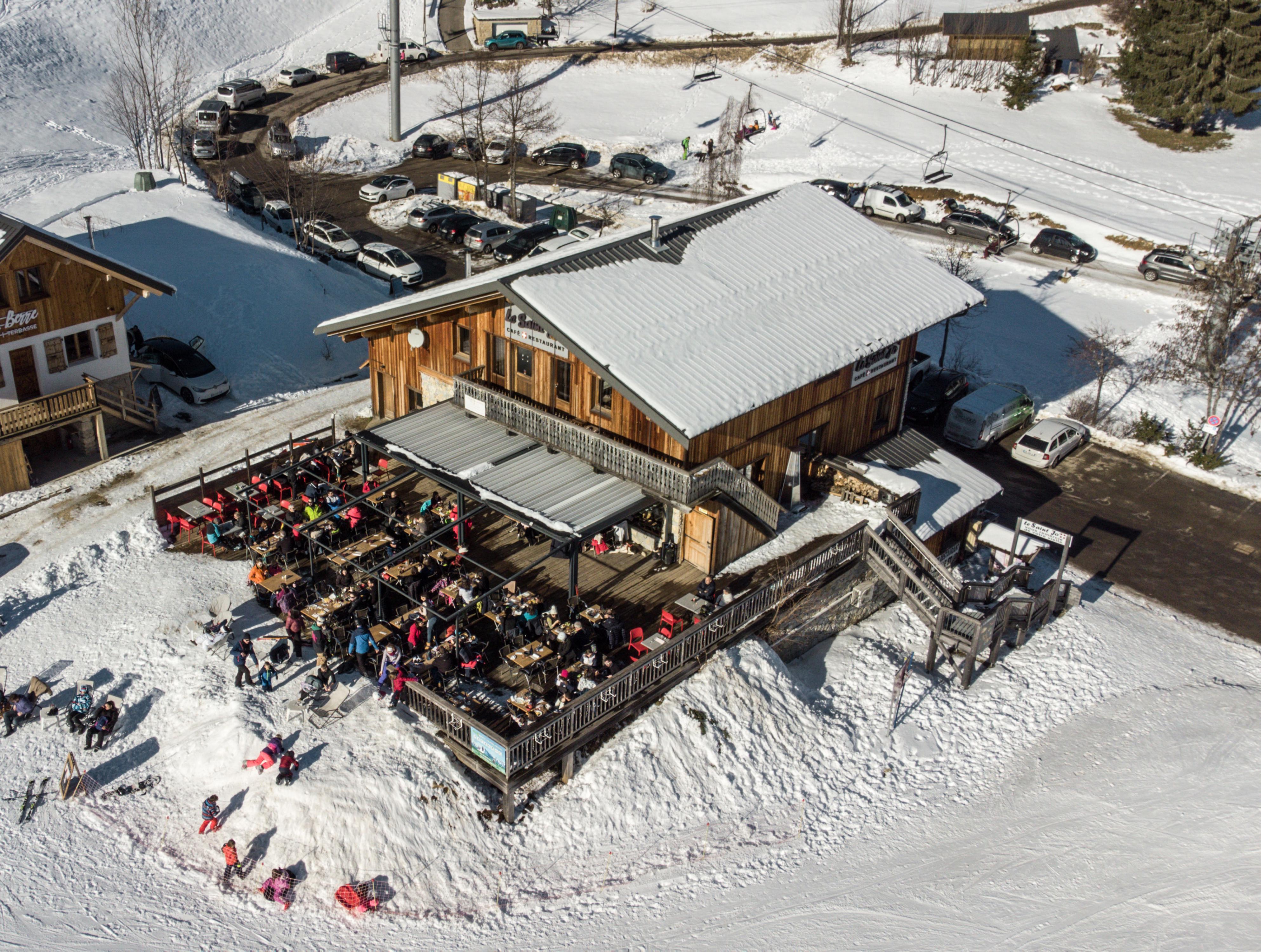 ski station restaurant neige